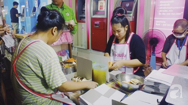 tiem-banh-mi-via-he-sieu-hap-dan-ngay-nao-khach-cung-xep-hang-dai-doi-mua-o-bangkok-ivivu-12