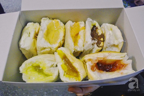 tiem-banh-mi-via-he-sieu-hap-dan-ngay-nao-khach-cung-xep-hang-dai-doi-mua-o-bangkok-ivivu-13
