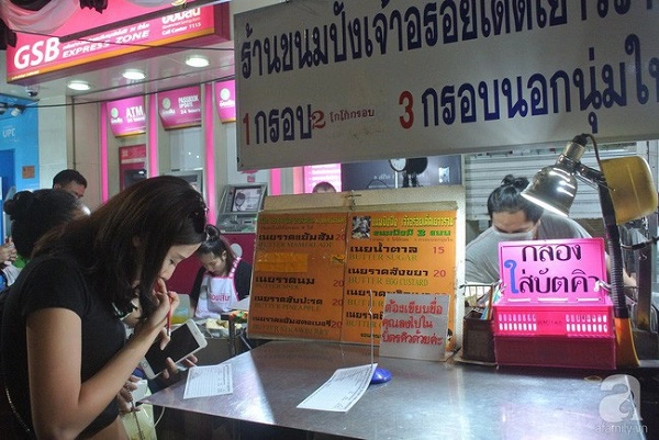 tiem-banh-mi-via-he-sieu-hap-dan-ngay-nao-khach-cung-xep-hang-dai-doi-mua-o-bangkok-ivivu-3