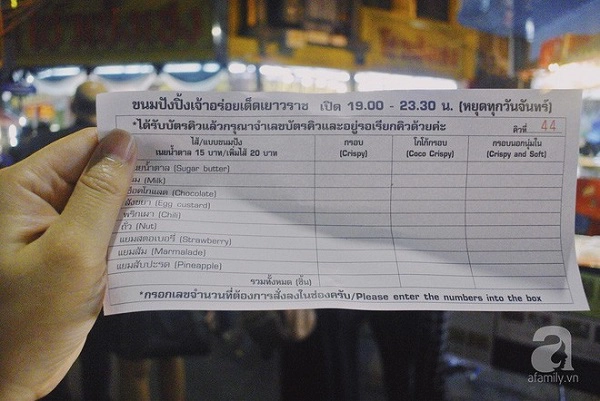 tiem-banh-mi-via-he-sieu-hap-dan-ngay-nao-khach-cung-xep-hang-dai-doi-mua-o-bangkok-ivivu-4