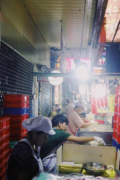 tiem-banh-mi-via-he-sieu-hap-dan-ngay-nao-khach-cung-xep-hang-dai-doi-mua-o-bangkok-ivivu-5