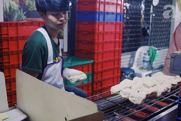 tiem-banh-mi-via-he-sieu-hap-dan-ngay-nao-khach-cung-xep-hang-dai-doi-mua-o-bangkok-ivivu-6