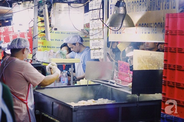 tiem-banh-mi-via-he-sieu-hap-dan-ngay-nao-khach-cung-xep-hang-dai-doi-mua-o-bangkok-ivivu-7