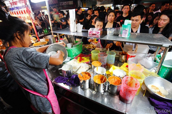 tiem-banh-mi-via-he-sieu-hap-dan-ngay-nao-khach-cung-xep-hang-dai-doi-mua-o-bangkok-ivivu-9