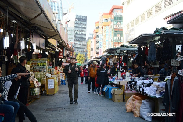 Chợ Namdaemun là khu chợ truyền thống nằm ở trung tâm thủ đô Seoul (Hàn Quốc). Đây là nơi buôn bán, tập kết nhiều mặt hàng bán sỉ, bán lẻ từ thời trang, may mặc, đồ gia dụng, mỹ phẩm, điện tử cho tới các hàng quán ăn uống. Một trong những món ăn ghi dấu tên tuổi của khu chợ Namdaemun trên bản đồ ẩm thực Hàn Quốc đó chính là món bánh hotteok nóng hổi. Chợ Namdaemun là khu chợ truyền thống nằm ở trung tâm thủ đô Seoul (Hàn Quốc). Đây là nơi buôn bán, tập kết nhiều mặt hàng bán sỉ, bán lẻ từ thời trang, may mặc, đồ gia dụng, mỹ phẩm, điện tử cho tới các hàng quán ăn uống. Một trong những món ăn ghi dấu tên tuổi của khu chợ Namdaemun trên bản đồ ẩm thực Hàn Quốc đó chính là món bánh hotteok nóng hổi.