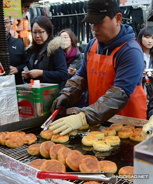 Nằm khiêm tốn ở ngay đầu chợ Namdaemun, quầy bánh hotteok này không có bảng biển chỉ dẫn nổi bật, chỉ có đúng một quầy hàng lưu động nhưng cứ chiều chiều, từ 16h trở đi lại trở nên đông đúc người qua lại. Thậm chí, người ta còn phải xếp hàng khi các cô các chú chủ cửa hàng còn đang rục rịch dọn đồ nghề. Nằm khiêm tốn ở ngay đầu chợ Namdaemun, quầy bánh hotteok này không có bảng biển chỉ dẫn nổi bật, chỉ có đúng một quầy hàng lưu động nhưng cứ chiều chiều, từ 16h trở đi lại trở nên đông đúc người qua lại. Thậm chí, người ta còn phải xếp hàng khi các cô các chú chủ cửa hàng còn đang rục rịch dọn đồ nghề.