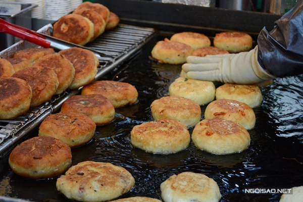 Bánh hotteok được xem là một loại bánh pancake của Hàn Quốc với lớp vỏ mềm, thơm, làm từ bột mì, trứng và sữa. Còn phần nhân thì đa dạng hơn với đường nâu, bột quế và các loại hạt băm nhỏ như hạt óc chó, lạc rang, hạnh nhân, hạt dẻ… Đối với loại nhân mặn thì có rau củ, miến, thịt bò, thịt lợn, hành và phô mai. Bánh hotteok được xem là một loại bánh pancake của Hàn Quốc với lớp vỏ mềm, thơm, làm từ bột mì, trứng và sữa. Còn phần nhân thì đa dạng hơn với đường nâu, bột quế và các loại hạt băm nhỏ như hạt óc chó, lạc rang, hạnh nhân, hạt dẻ… Đối với loại nhân mặn thì có rau củ, miến, thịt bò, thịt lợn, hành và phô mai.