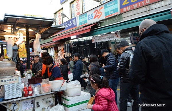 Do có khá nhiều khách du lịch "nghe danh tiếng tăm" mà ghé tới đây nên chủ cửa hàng ghi sẵn menu các loại bánh bằng tiếng Anh trên biển hiệu và có thể giao tiếp đôi chút bằng ngoại ngữ. Do có khá nhiều khách du lịch "nghe danh tiếng tăm" mà ghé tới đây nên chủ cửa hàng ghi sẵn menu các loại bánh bằng tiếng Anh trên biển hiệu và có thể giao tiếp đôi chút bằng ngoại ngữ.