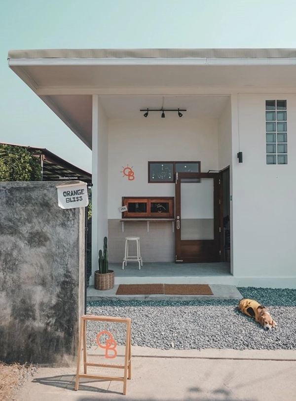 Cách trung tâm Bangkok khoảng 33 km, Orange Bliss là địa chỉ mới, thu hút các bạn trẻ thích "sống ảo". Quán nằm trong khu thưa dân, lại mất khoảng 1h di chuyển (tính cả thời gian kẹt xe) từ Siam Square, nên thường xuyên ít khách ghé thăm, khách chủ yếu là người có nhu cầu chụp ảnh. Ảnh Orange Bliss