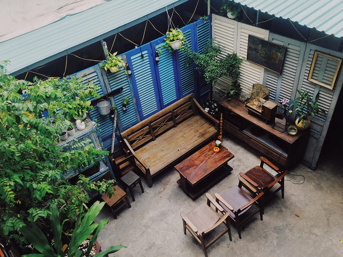 Quán còn có không gian ngoài trời cho khách lựa chọn. Chỗ ngồi này hơi nóng nếu ngồi vào ban ngày. Sẽ thích hợp hơn nếu bạn ngồi đây vào buổi sớm hoặc chiều tối.