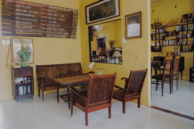 Căn nhà có hai tầng, mỗi tầng có 2 gian được thông nhau. Với sở thích sưu tầm các vật dụng xưa, anh Hữu mang về quán nhiều bộ bàn ghế cũ để khách ngồi.