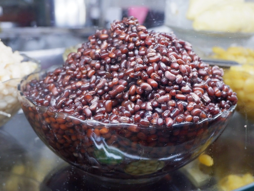 Các loại chè đậu khác luộc mềm, thấm vị ngọt vừa phải, không gắt nên dễ ăn, không gây ngấy. Các loại chè đậu khác luộc mềm, thấm vị ngọt vừa phải, không gắt nên dễ ăn, không gây ngấy.