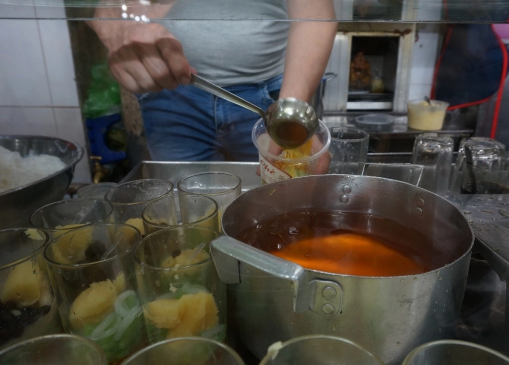 Nước đường thanh, không ngọt ngây nên khi chan vào ly chè vẫn vừa ăn, thêm đá nữa là đủ để trung hòa hương vị. Nước đường thanh, không ngọt ngây nên khi chan vào ly chè vẫn vừa ăn, thêm đá nữa là đủ để trung hòa hương vị.