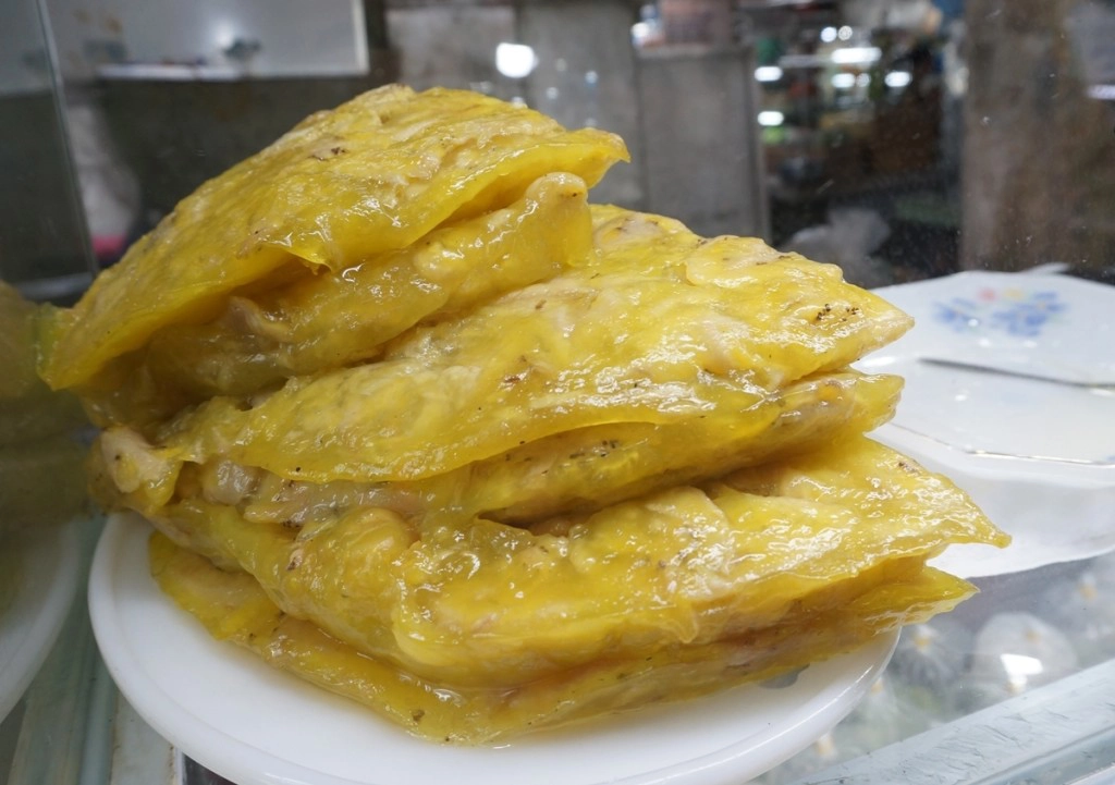 Bánh chuối cũng được nhiều du khách nước ngoài ưa thích do vị vừa ngọt vừa hơi chua chua ăn lạ miệng. Bánh chuối cũng được nhiều du khách nước ngoài ưa thích do vị vừa ngọt vừa hơi chua chua ăn lạ miệng.
