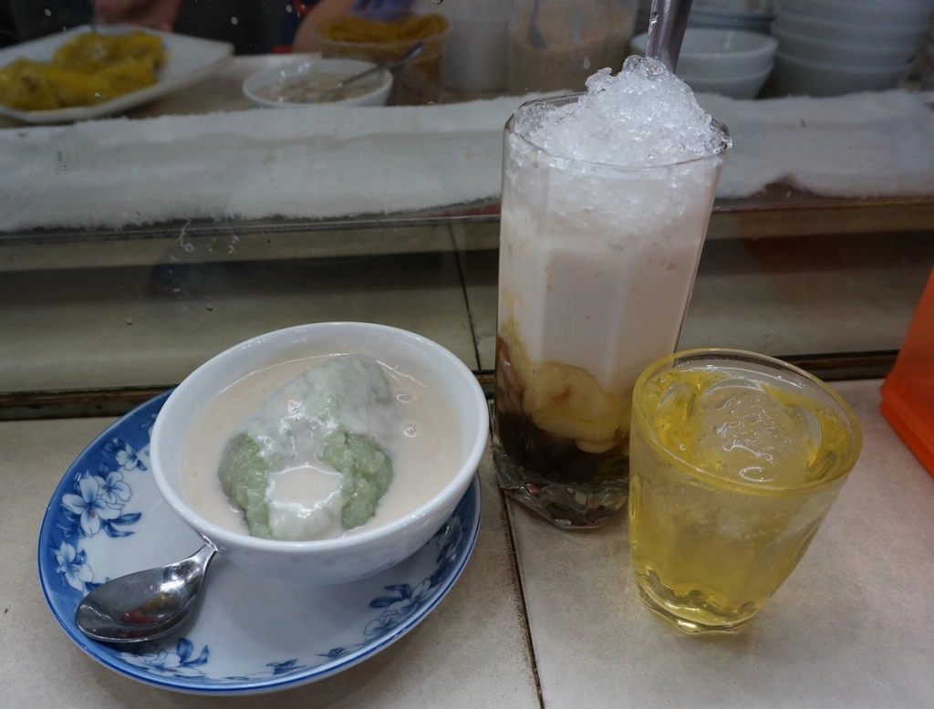 Chè bắp hay chè khoai môn khá lạ do nấu chung với nếp và lá dứa. Do các món chè ở đây được nêm nếm vừa miệng, không đậm vị ngọt nên không gây ngán. Một người có thể ăn ly chè, kèm theo bánh chuối hoặc chè bắp, chè thưng là bình thường. Chè bắp hay chè khoai môn khá lạ do nấu chung với nếp và lá dứa. Do các món chè ở đây được nêm nếm vừa miệng, không đậm vị ngọt nên không gây ngán. Một người có thể ăn ly chè, kèm theo bánh chuối hoặc chè bắp, chè thưng là bình thường.