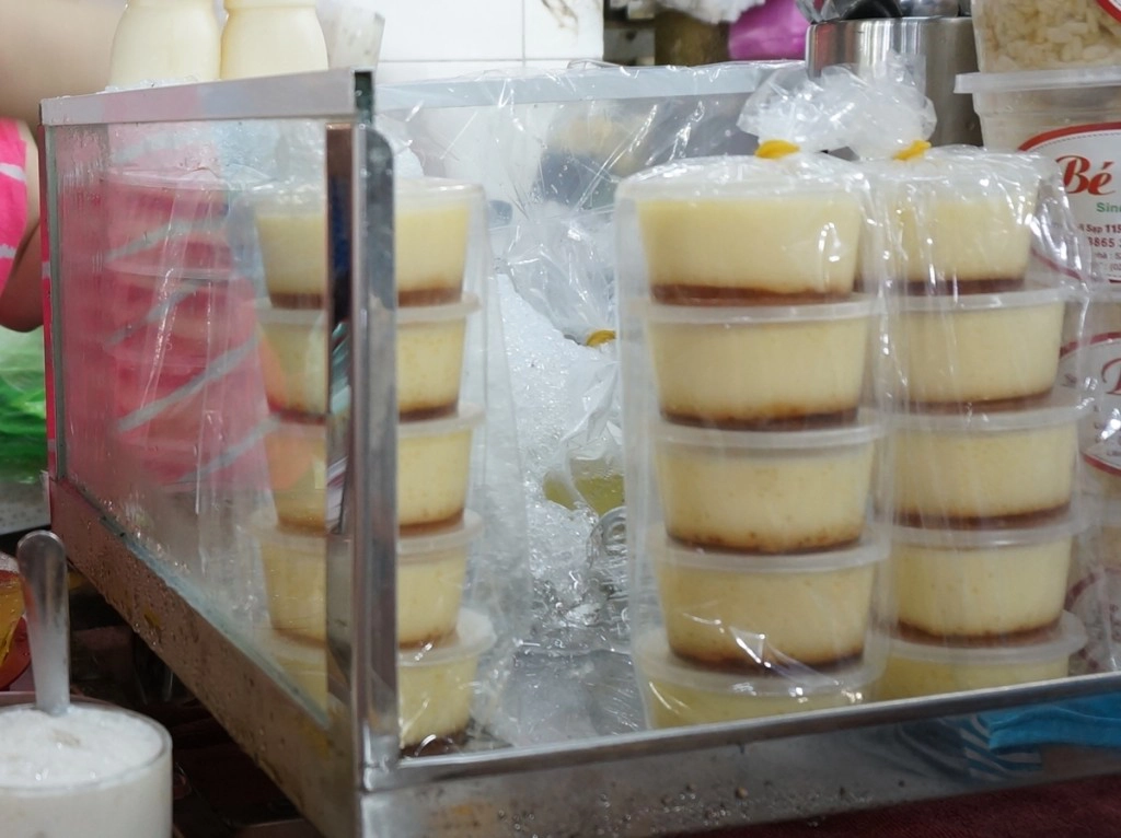 Bên cạnh đó, bánh flan là một trong những món mua về được ưa chuộng tại đây. Giá một phần là 20.000 đồng, cao hơn so với các quán chè kiểu Sài Gòn khác nhưng vị "nhà làm" khá ổn, chiếm được cảm tình của du khách. Bên cạnh đó, bánh flan là một trong những món mua về được ưa chuộng tại đây. Giá một phần là 20.000 đồng, cao hơn so với các quán chè kiểu Sài Gòn khác nhưng vị "nhà làm" khá ổn, chiếm được cảm tình của du khách.