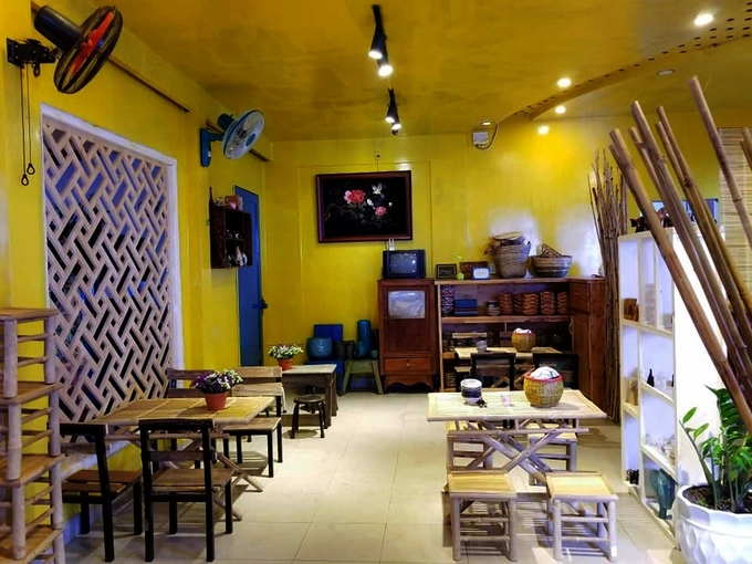 Với tông vàng làm chủ đạo, quán được decor theo kiểu xưa cũ tạo, cảm giác hoài niệm. Bàn ghế bằng tre, gỗ đơn giản, mộc mạc. Ánh đèn vàng ấm áp ngay cả những ngày Đà Lạt mưa phùn se lạnh. Với tông vàng làm chủ đạo, quán được decor theo kiểu xưa cũ tạo, cảm giác hoài niệm. Bàn ghế bằng tre, gỗ đơn giản, mộc mạc. Ánh đèn vàng ấm áp ngay cả những ngày Đà Lạt mưa phùn se lạnh.
