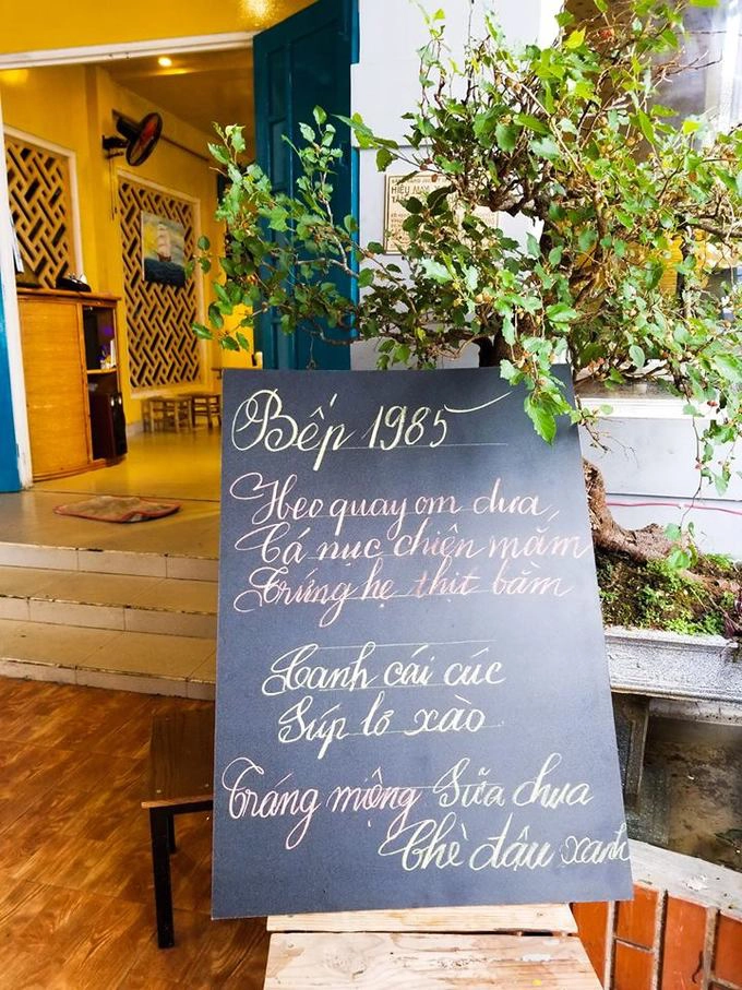 Mỗi ngày quán có một thực đơn khác nhau và khách nên đặt bàn trước cho chắc. Mở cửa đến 20h nhưng tầm 18h chiều là 1985 ngưng nhận khách đến ngẫu nhiên do hết cơm. Buổi trưa cũng vậy, sau 14h là chỉ còn vài phần để dành cho khách đã dặn trước. Mỗi ngày quán có một thực đơn khác nhau và khách nên đặt bàn trước cho chắc. Mở cửa đến 20h nhưng tầm 18h chiều là 1985 ngưng nhận khách đến ngẫu nhiên do hết cơm. Buổi trưa cũng vậy, sau 14h là chỉ còn vài phần để dành cho khách đã dặn trước.