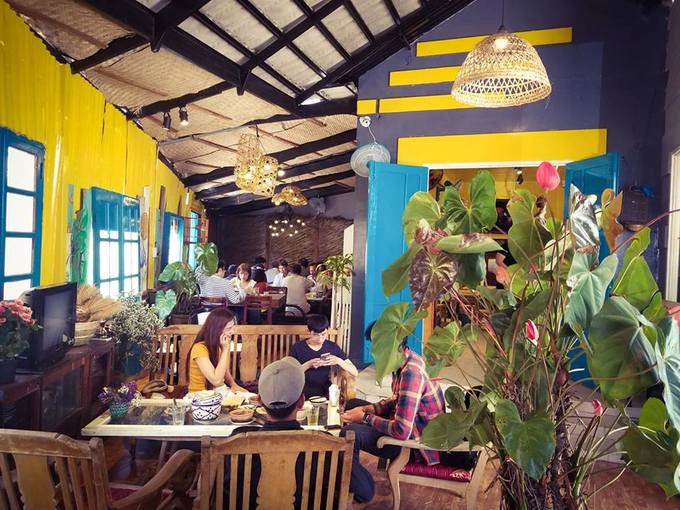 Không gian bên trong rộng, thoáng, chia làm nhiều khu nên thích hợp với cả họp mặt gia đình, nhóm bạn tụ tập hay đi ăn ít người đều được. Không gian bên trong rộng, thoáng, chia làm nhiều khu nên thích hợp với cả họp mặt gia đình, nhóm bạn tụ tập hay đi ăn ít người đều được.