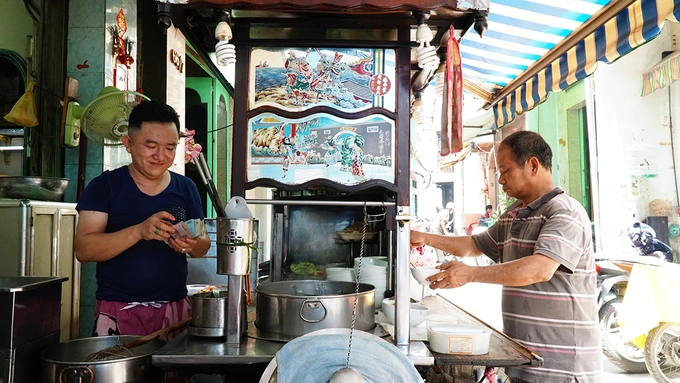 Tiệm nằm khuất mình trong một con hẻm nhỏ trên đường Lê Đại Hành, quận 11. Bà Quách Thị Thanh Thảo (41 tuổi), chủ quán đời thứ 3 chia sẻ, "gia tài" lớn nhất của quán là chiếc xe phía trước. "Xe đóng từ thời ông bà mở quán tới giờ và đã nhiều lần sửa lại cho chắc chắn", bà Thảo nói.  Theo lời kể, chủ đầu tiên của xe mì này là ông Tư Ky. Ông di cư sang Việt Nam lập nghiệp vào những năm 30 của thế kỷ trước. Khởi đầu của là một gánh mì nhỏ bán quanh khúc giao lộ Thuận Kiều, Trần Quý, Hòa Hảo (quận 11, TP.HCM). Sau khi buôn bán một thời gian và dành dụm được ít tiền, ông kiếm gỗ rồi tự đóng thành xe mì đẩy đi bán xung quanh khu vực.