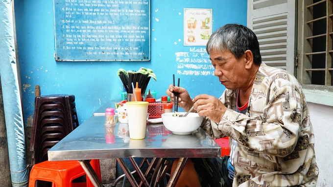 Theo ông Vương (ngụ ở quận 11) là khách "ruột" của quán, ông ăn ở đây từ hồi còn trẻ đến giờ. "Quán từ thời ông bà cho đến con cháu vẫn giữ nguyên cái hương vị đặc trưng, đặc biệt là cách làm mì không thay đổi, hay cái xe đẩy bằng gỗ cũng y chang ngày xưa”, ông nói.