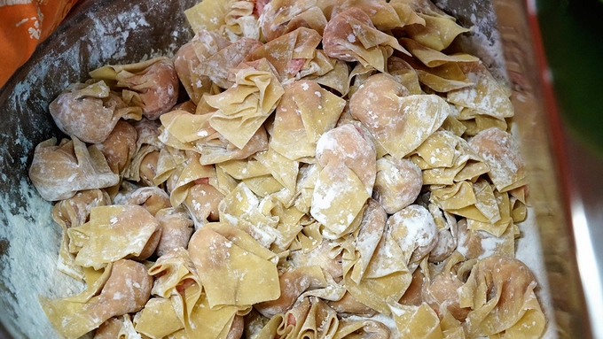 Các công đoạn như làm mì, vằn thánh... đều diễn ra trực tiếp tại gian nhà chưa đầy 20 mét vuông.
