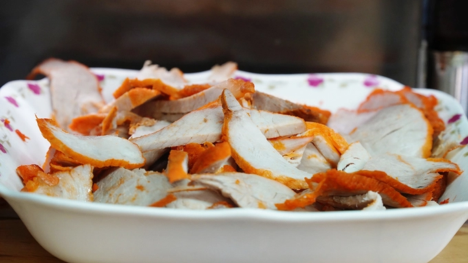 Mì ăn kèm với xá xíu là món hút khách nhất. Bạn có thể chọn tô mì khô trộn dầu hào hoặc mì nước với nước dùng thơm ngọt.
