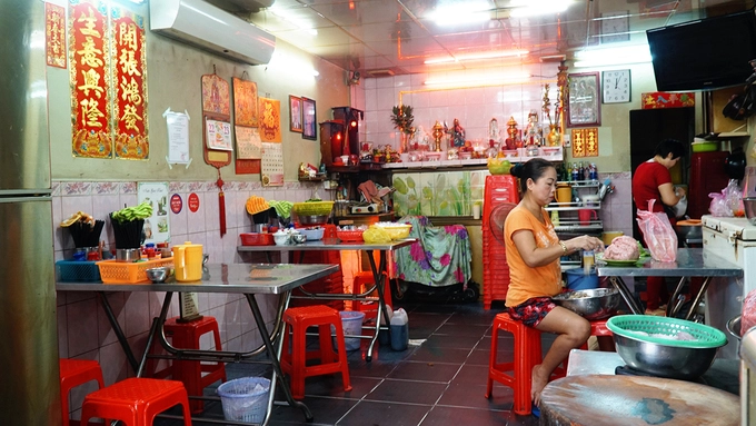 Khách đến quán có thể ngồi ăn bên ngoài và bên trong. Nếu đặt chân vào bên trong, bạn sẽ thích thú bởi không khí đặc sệt gốc Hoa, từ câu liễn trên tường đến những vật dụng bát, đũa. Đây cũng là một trong số quán ăn gốc Hoa ở Sài Gòn còn giữ nếp truyền thống bán trên xe đẩy. Quán mở cửa từ 7h đến 1h sáng hôm sau.