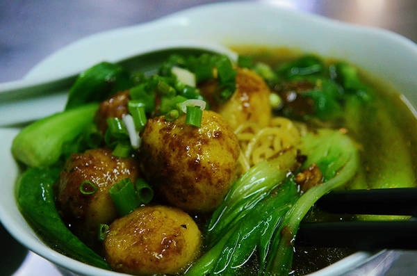Đối với những thực khách ruột của cà ri thì hương vị ở món mì này được đánh giá là đậm đà. Ngay từ bước chân đầu tiên vào quán, mùi thơm đã xộc thẳng vào mũi. Theo lời chủ quán, gia vị cho món ăn do anh tự nghĩ ra, vì vậy mà khó tìm đâu được hương vị này ở Sài Gòn.