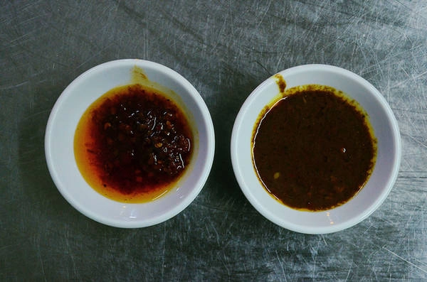 Ngoài mì cá viên cà ri, bạn cũng có thể gọi thêm mì phá lấu lòng bò để đổi vị. Tuy giá cao so với mặt bằng chung của các tiệm mì bình dân, 40.000 đồng cho một phần, nhiều thực khách vẫn tìm đến quán để thưởng thức cái vị duy nhất chỉ có ở đất Sài thành.