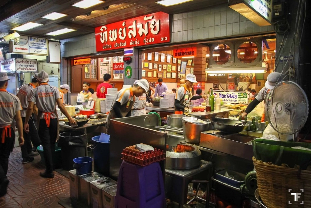 Khu bếp lộ thiên, dàn nhân viên mặc đồng phục gọn gàng, tạo cảm giác sạch sẽ, ghi điểm trong lòng du khách. Khu bếp lộ thiên, dàn nhân viên mặc đồng phục gọn gàng, tạo cảm giác sạch sẽ, ghi điểm trong lòng du khách.