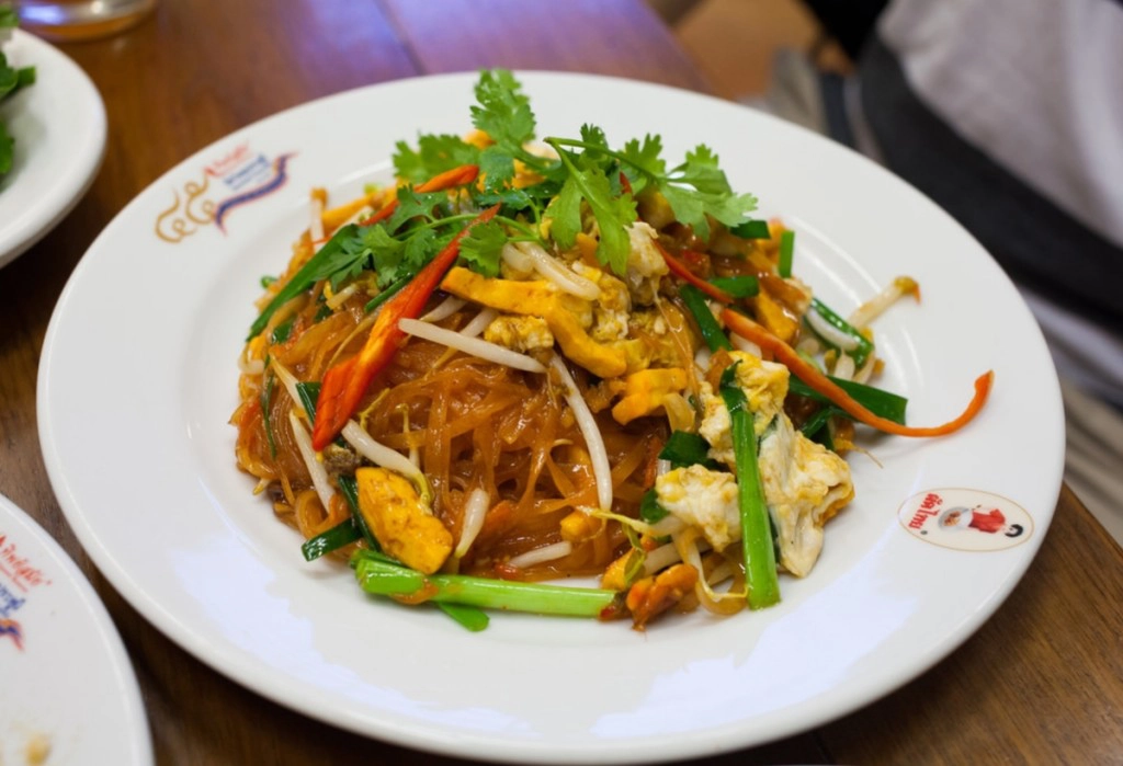 Món pad thái truyền thống (Pad Thai Sen Jan Man Goong) chinh phục thực khách nhờ sợi mì mềm vừa phải, xào lửa lớn và đảo nhanh nên dậy mùi thơm và không bị nhão, thêm đậu phộng rang bùi bùi và vắt thêm lát chanh lên trên là đúng chuẩn vị món ăn. Món pad thái truyền thống (Pad Thai Sen Jan Man Goong) chinh phục thực khách nhờ sợi mì mềm vừa phải, xào lửa lớn và đảo nhanh nên dậy mùi thơm và không bị nhão, thêm đậu phộng rang bùi bùi và vắt thêm lát chanh lên trên là đúng chuẩn vị món ăn.