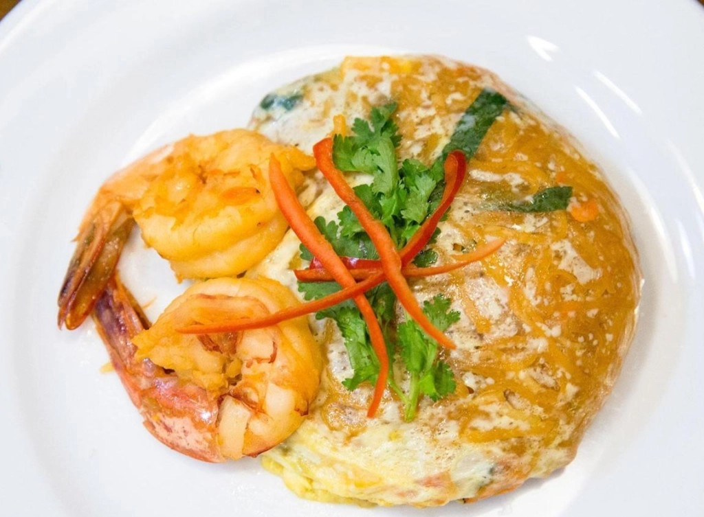 Món đinh của quán là Pad Thai Hor Kai Goong Sot có công thức truyền thống, hương vị "không đụng hàng". Tôm tươi, đặc biệt là lớp trứng mỏng phủ lên trên khá bắt mắt. Đây cũng là nguyên nhân chính khiến cả du khách lẫn người địa phương kiên nhẫn đứng hàng chục phút trước tiệm ăn này. Hầu như ai ghé quán cũng gọi một phần. Món đinh của quán là Pad Thai Hor Kai Goong Sot có công thức truyền thống, hương vị "không đụng hàng". Tôm tươi, đặc biệt là lớp trứng mỏng phủ lên trên khá bắt mắt. Đây cũng là nguyên nhân chính khiến cả du khách lẫn người địa phương kiên nhẫn đứng hàng chục phút trước tiệm ăn này. Hầu như ai ghé quán cũng gọi một phần.