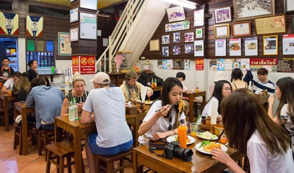 Quán chỉ bán trong khoảng thời gian 17h đến 2h sáng nên càng về đêm lại càng nhộn nhịp, phục vụ cho những ai muốn ăn khuya. Không gian quán nhỏ nên thực khách thường phải ngồi ghép bàn với người khác, đa số mua mang về cho gọn nhẹ. Giá một phần ăn tầm 90 baht (khoảng 65.000 đồng). Quán chỉ bán trong khoảng thời gian 17h đến 2h sáng nên càng về đêm lại càng nhộn nhịp, phục vụ cho những ai muốn ăn khuya. Không gian quán nhỏ nên thực khách thường phải ngồi ghép bàn với người khác, đa số mua mang về cho gọn nhẹ. Giá một phần ăn tầm 90 baht (khoảng 65.000 đồng).