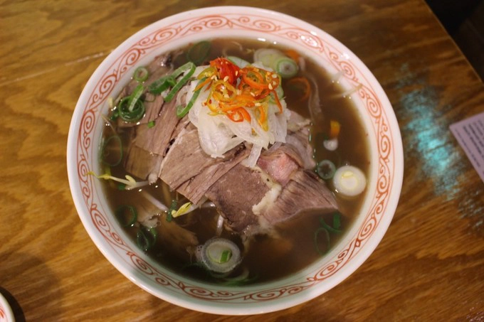 Bên cạnh món phở bò chủ đạo, quán còn bán phở gà và phở hải sản. Người ta dùng hành barô thay vì hành lá như phở mà người Việt thường ăn, nước dùng được hầm từ xương, ít bột ngọt nên đậm đà. Một tô phở có giá từ 6.000 đến 10.000 won (khoảng 120.000 - 200.000 đồng).