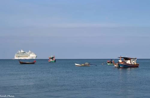 Phuket nằm ở phía tây nam và là hòn đảo lớn nhất của “xứ sở chùa vàng” Thái Lan. Đảo có diện tích gần 540 km2, được mệnh danh là thiên đường du lịch châu Á, thu hút khách du lịch khắp nơi trên thế giới đến khám phá và nghỉ dưỡng. Vừa đặt chân lên đảo, bạn sẽ cảm nhận không khí náo nhiệt nơi đây, một dãy xe buýt du lịch, xe songthew (giống xe lam 3 bánh của Việt Nam) đậu dọc bên vệ đường chờ rước khách. Phuket nằm ở phía tây nam và là hòn đảo lớn nhất của “xứ sở chùa vàng” Thái Lan. Đảo có diện tích gần 540 km2, được mệnh danh là thiên đường du lịch châu Á, thu hút khách du lịch khắp nơi trên thế giới đến khám phá và nghỉ dưỡng. Vừa đặt chân lên đảo, bạn sẽ cảm nhận không khí náo nhiệt nơi đây, một dãy xe buýt du lịch, xe songthew (giống xe lam 3 bánh của Việt Nam) đậu dọc bên vệ đường chờ rước khách.
