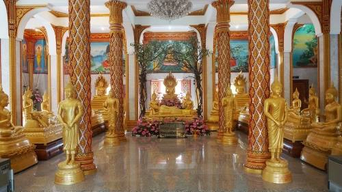 Trong chùa thờ bức tượng mạ vàng là vị thầy tu tôn kính Luang Po Cham – ông đã dẫn dắt cho người dân Phuket đấu tranh chống lại cuộc xâm lược của phiến quân Trung Quốc vào năm 1876. Trong chùa thờ bức tượng mạ vàng là vị thầy tu tôn kính Luang Po Cham – ông đã dẫn dắt cho người dân Phuket đấu tranh chống lại cuộc xâm lược của phiến quân Trung Quốc vào năm 1876.
