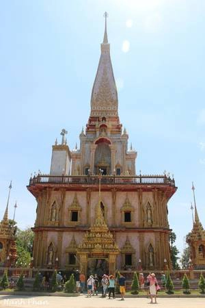 Tòa tháp chính ba tầng trong chùa Chalong mang đậm kiến trúc truyền thống Thái Lan với những chóp nhọn dát vàng, hoa văn chạm trổ tinh xảo. Trước khi bước vào tháp chiêm ngưỡng, bạn phải tháo giày dép và xếp ngay ngắn trên kệ. Tòa tháp chính ba tầng trong chùa Chalong mang đậm kiến trúc truyền thống Thái Lan với những chóp nhọn dát vàng, hoa văn chạm trổ tinh xảo. Trước khi bước vào tháp chiêm ngưỡng, bạn phải tháo giày dép và xếp ngay ngắn trên kệ.