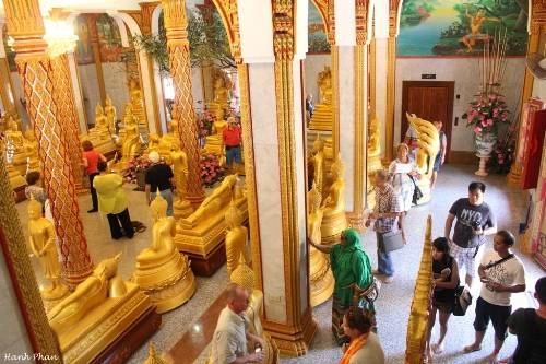 Tầng một và tầng hai của tòa tháp trưng bày vô số tượng Phật Thích Ca trong thế ngồi thiền, nhập niết bàn… và trên các bức tường được vẽ trang trí những câu chuyện mô tả cuộc đời của Đức Phật. tieng-phao-Tầng một và tầng hai của tòa tháp trưng bày vô số tượng Phật Thích Ca trong thế ngồi thiền, nhập niết bàn… và trên các bức tường được vẽ trang trí những câu chuyện mô tả cuộc đời của Đức Phật.