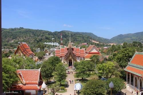 Tại tầng tháp cao nhất này, bạn có thể phóng tầm mắt qua những khung cửa sổ để nhìn ngắm toàn cảnh khuôn viên chùa Chalong và núi non hùng vĩ thấp thoáng phía xa. Tại tầng tháp cao nhất này, bạn có thể phóng tầm mắt qua những khung cửa sổ để nhìn ngắm toàn cảnh khuôn viên chùa Chalong và núi non hùng vĩ thấp thoáng phía xa.