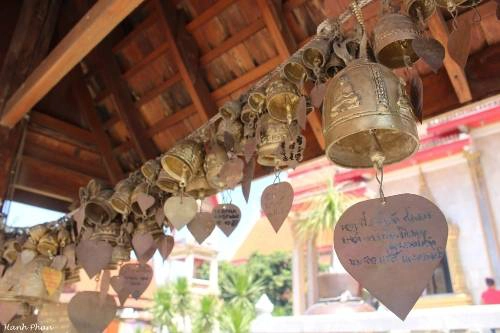 Giữa không gian thoáng đãng, tiếng chuông gió treo bốn góc tháp khẽ rung leng keng mang lại cảm giác bình yên. Giữa không gian thoáng đãng, tiếng chuông gió treo bốn góc tháp khẽ rung leng keng mang lại cảm giác bình yên.