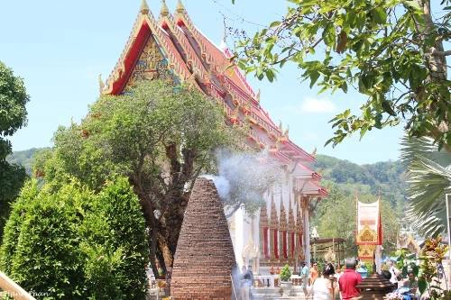 Sau khi chiêm bái chánh điện, bạn đi vòng xuống sân chùa và tiến ra khu vực đốt pháo cầu may. Tiếng pháo vang lên giòn tan, xác pháo hồng đầy sân, gợi nhớ những dịp Tết ở Việt Nam vào những thập niên 90 mà từ lâu bạn chưa có dịp nghe lại. Chính những dây pháo nổ rộn rã làm cho ngôi chùa có nét độc đáo riêng và thu hút người Thái cũng như du khách đến thăm Chalong. Sau khi chiêm bái chánh điện, bạn đi vòng xuống sân chùa và tiến ra khu vực đốt pháo cầu may. Tiếng pháo vang lên giòn tan, xác pháo hồng đầy sân, gợi nhớ những dịp Tết ở Việt Nam vào những thập niên 90 mà từ lâu bạn chưa có dịp nghe lại. Chính những dây pháo nổ rộn rã làm cho ngôi chùa có nét độc đáo riêng và thu hút người Thái cũng như du khách đến thăm Chalong.