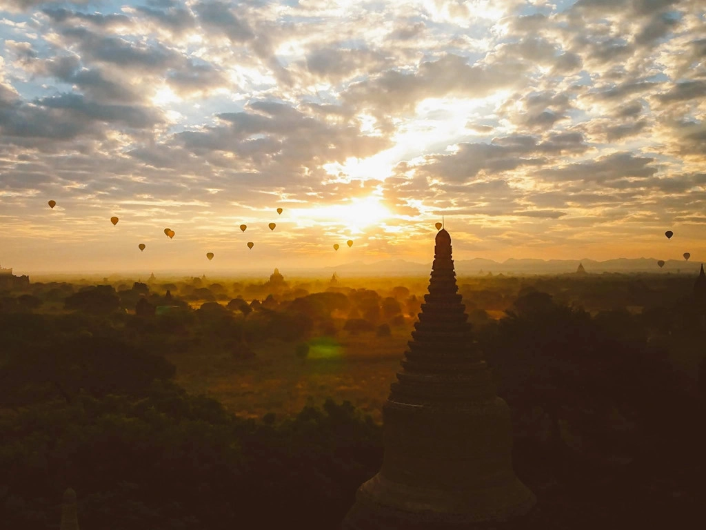 Cách đây khá lâu, khoảng 4 hay 5 năm về trước, trong lần đầu đặt chân tới Myanmar, tôi đã đặt ra rất nhiều nghi vấn trong lòng mình về những nét văn hóa ấn tượng, kỳ lạ, những công trình kiến trúc đồ sộ, tuyệt đẹp được xây dựng từ xa xưa trên vùng đất này. Tôi vẫn nhớ như in câu hỏi đầu tiên mình đặt ra trong đầu: "Tại sao con người có thể làm nên các công trình kiến trúc hùng vĩ và đẹp đến như vậy? Những ngôi đền huyền ảo kia có ý nghĩa như thế nào?".