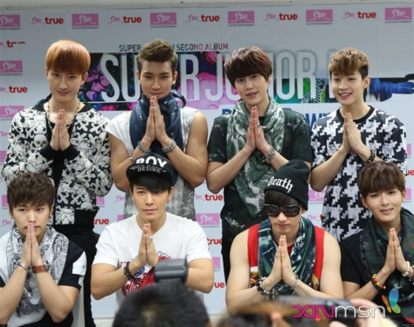 Nhóm Super Junior đang giao lưu với các khán giả Thái. Ảnh: entertainment.xin.msn.com. Nhóm Super Junior đang giao lưu với các khán giả Thái. Ảnh: entertainment.xin.msn.com.
