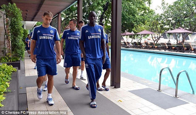 Các cầu thủ Chelsea đang đi dạo trong khuôn viên khách sạn. Ảnh: Daily Mail. Các cầu thủ Chelsea đang đi dạo trong khuôn viên khách sạn. Ảnh: Daily Mail.