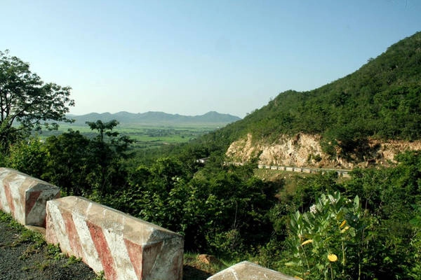 Những người lần đầu đi trên cung đường này chắc hẳn sẽ có những trải nghiệm lý thú. Còn những người đã quen với những con dốc những khúc cua, hãy thả hồn theo mây trời, gió nước, hoa lá ven đường. Tất cả đủ để ta “quẳng gánh lo đi mà vui sống”. Những người lần đầu đi trên cung đường này chắc hẳn sẽ có những trải nghiệm lý thú. Còn những người đã quen với những con dốc những khúc cua, hãy thả hồn theo mây trời, gió nước, hoa lá ven đường. Tất cả đủ để ta “quẳng gánh lo đi mà vui sống”.