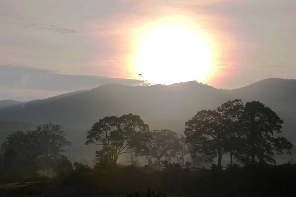 Hãy một lần ngắm bình minh lên trên những ngọn núi hay hoàng hôn buông xuống sau những rặng cây, cánh đồng. Hãy lang thang xuyên con đường làng vào mỗi buổi chiều, để cảm nhận thế nào là yên bình. Hãy một lần ngắm bình minh lên trên những ngọn núi hay hoàng hôn buông xuống sau những rặng cây, cánh đồng. Hãy lang thang xuyên con đường làng vào mỗi buổi chiều, để cảm nhận thế nào là yên bình.