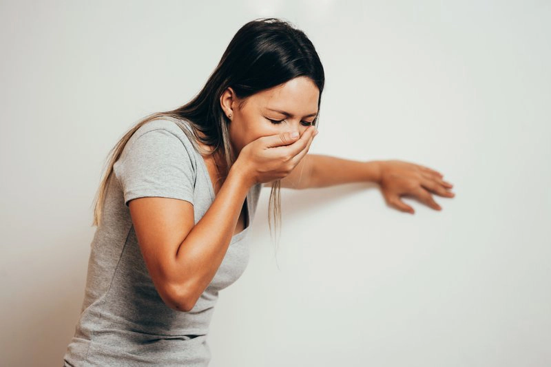 Đau bụng kèm nôn ói sau mổ ruột thừa 3 tuần có sao không?