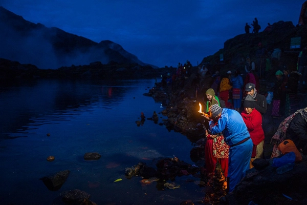 Những người hành hương Hindu nghỉ ngơi trong chuyến đi đến Vườn Quốc gia Langtang. Ảnh: Nabin Baral Những người hành hương Hindu nghỉ ngơi trong chuyến đi đến Vườn Quốc gia Langtang. Ảnh: Nabin Baral