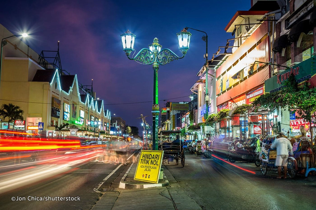 Yogyakarta không chỉ có đền đài hay thiên nhiên hoang sơ, nguyên thủy, tại đây, du khách còn có thể trải nghiệm nhịp sống hiện đại ở Malioboro. Đây là con đường nhộn nhịp nhất thành phố với hệ thống cửa hàng, quán ăn… đa dạng. Đến Malioboro, khách du lịch có thể mua các sản phẩm truyền thống với giá cả phải chăng. Thậm chí nếu không mua sắm, bạn vẫn có thể tìm thấy nhiều thứ hấp dẫn trên con đường này, chẳng hạn như thưởng thức Gudeg (mít hầm) món ăn đặc sản của địa phương hay thử một lần ngồi xe kéo lêu hêu khắp phố phường. Ảnh: Jon Chica.